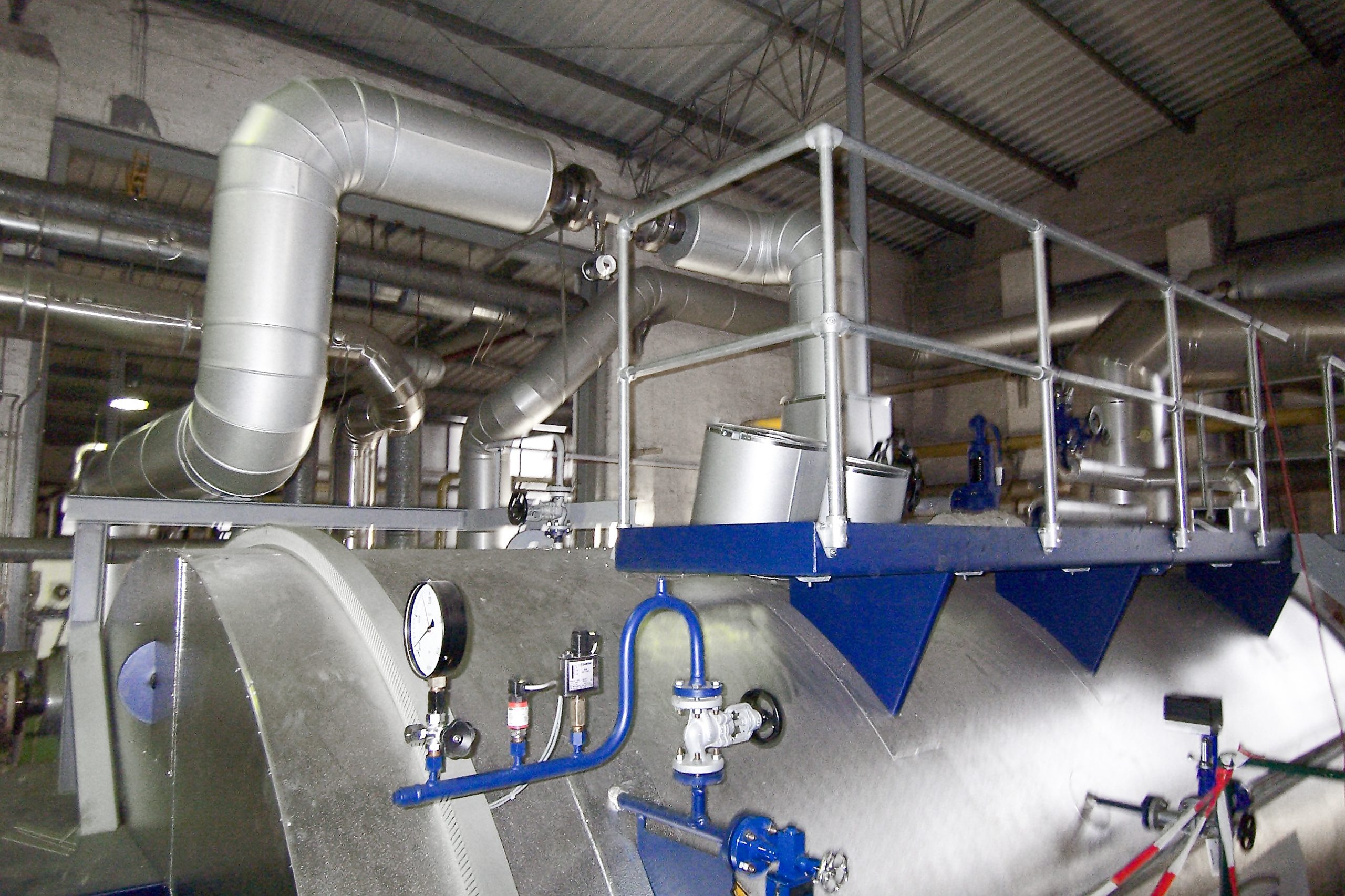 Rohrleitungsanschlüsse oberhalb eines Kessels