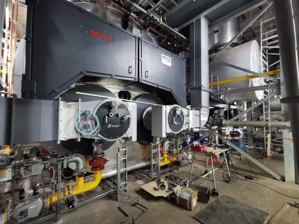 Industriebrenner mit Luftkanälen an einem Dampfkessel