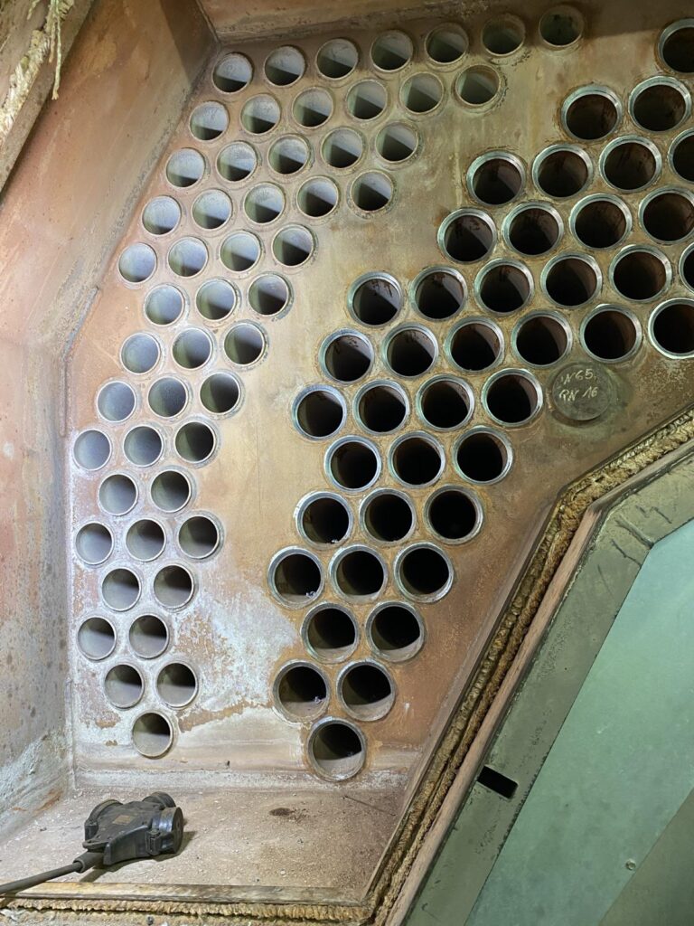Rohrboden eines Rauchrohrkessels bei der Reparatur