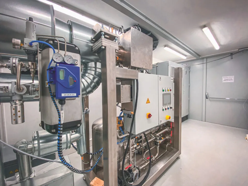 WDW-Modul mit Steuerung und Pumpen im Kesselhaus