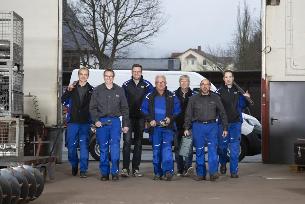 Team der Kolb Industriekessel Service GmbH vor dem Standort Dillenburg
