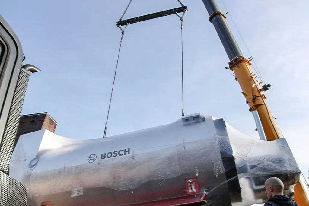 Eintransport des Heißwasserkessels in die Fernwärmestation Niederrhein